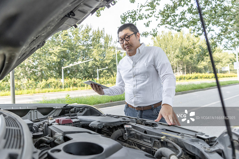 机械工程师在车库检查发动机图片素材
