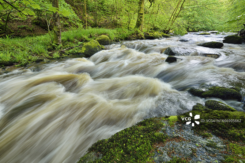 沃特斯米特附近的东林恩河，位于英国德文郡埃克斯穆尔国家公园图片素材