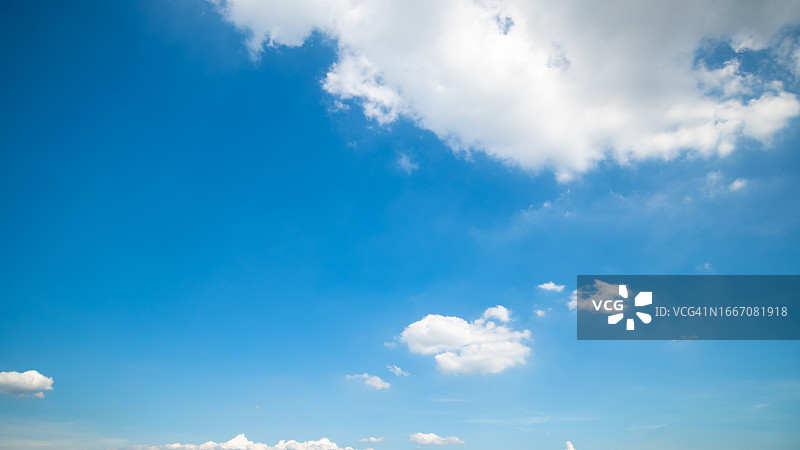 湛蓝的天空和云彩全景，蓝天的背景有细小的云彩。蓝天上的白云。迷人的股票照片，以迷人的美丽的天空和云。图片素材