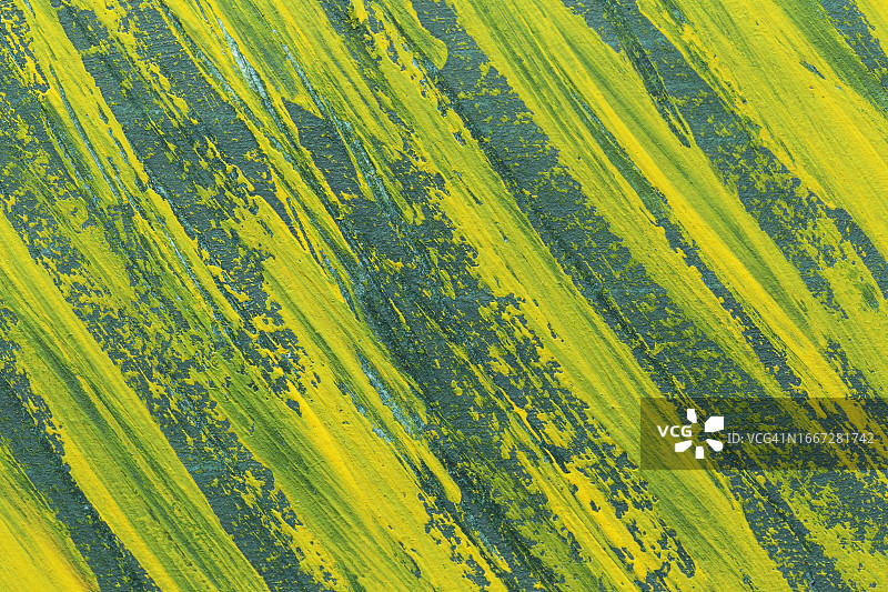 一个抽象的彩色水彩渐变填充背景与水彩污渍的特写。图片素材