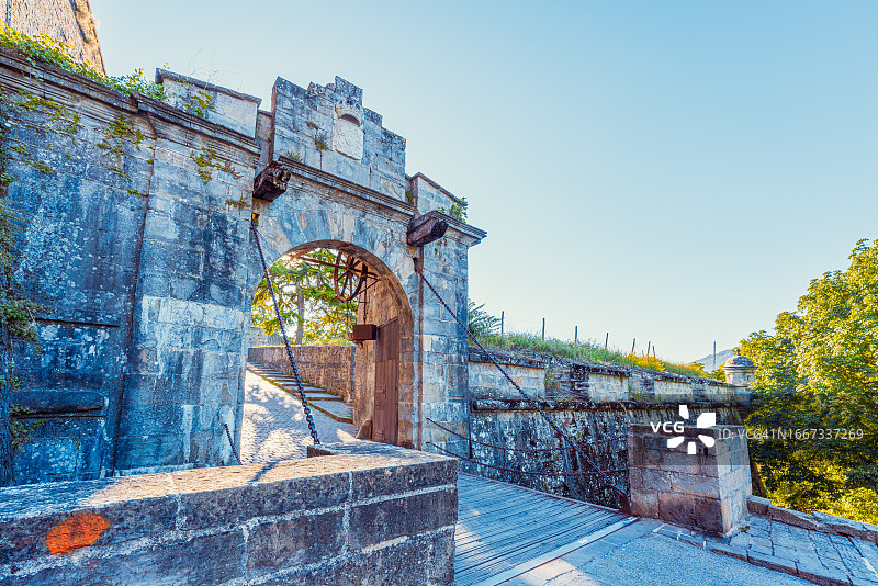 西班牙潘普洛纳老城区的旧大门图片素材