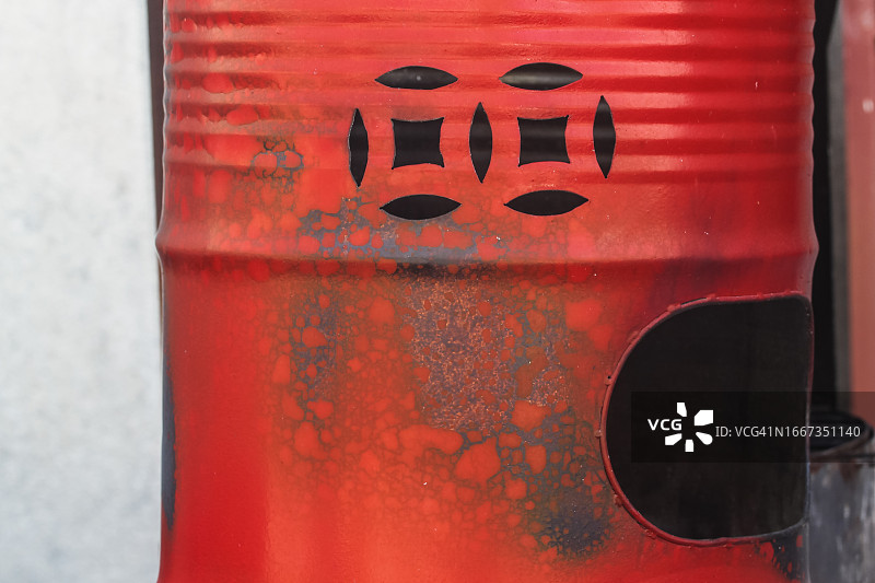 回收油桶上用于烧纸的硬币符号图片素材