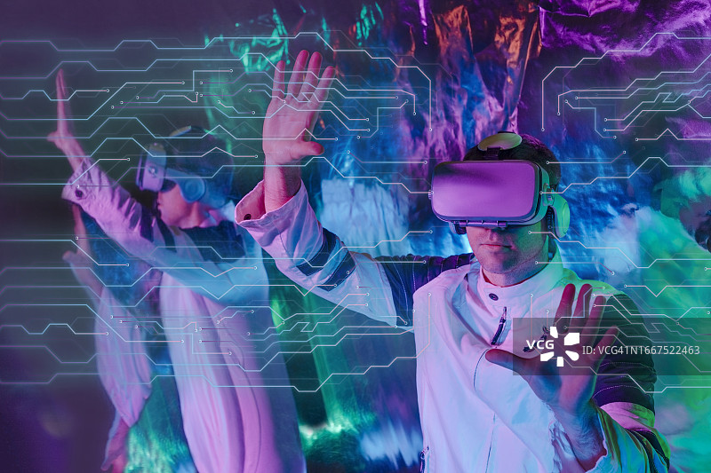 男子佩戴VR模拟器触摸透明屏幕图片素材