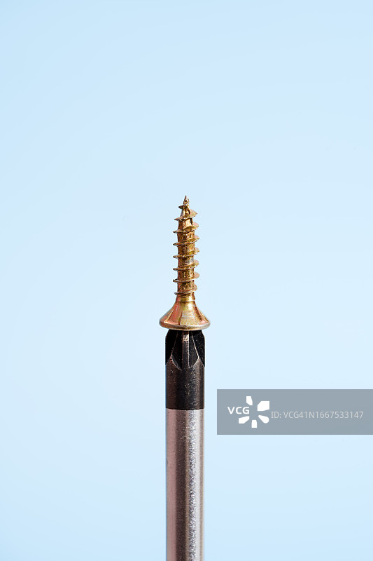 安装在螺丝刀顶部的自攻螺钉图片素材