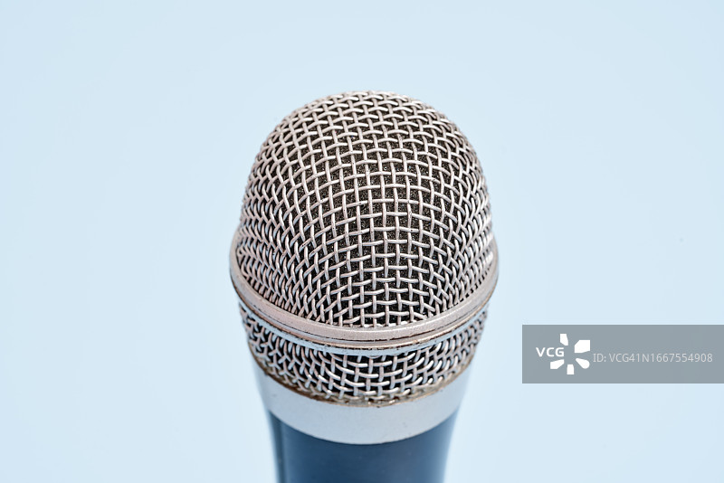 蓝色背景上的带文案空间的麦克风图片素材