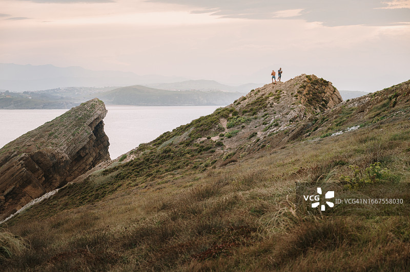 山顶上两人的剪影图片素材