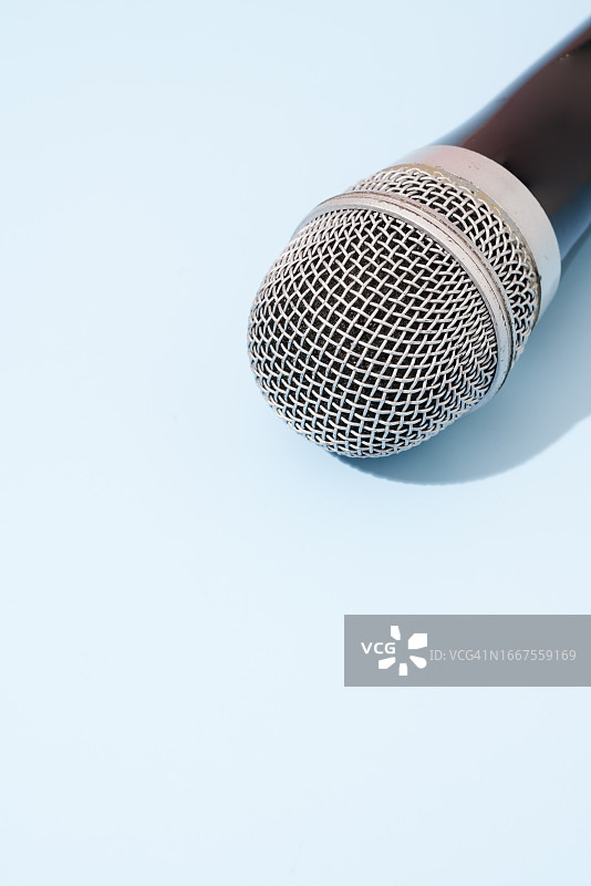 蓝色背景上的带文案空间的麦克风图片素材