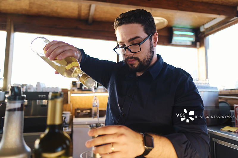 年轻的调酒师在咖啡馆准备饮品图片素材