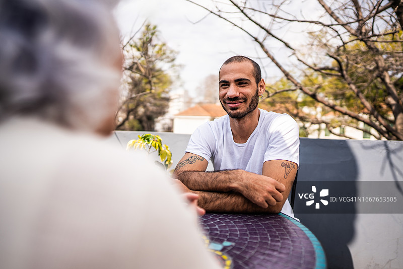 中年男人在家阳台交谈图片素材