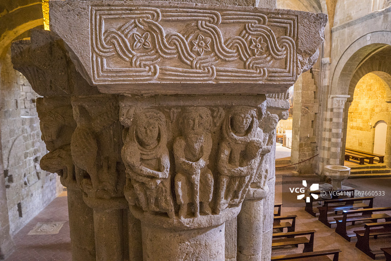 托斯卡纳索瓦纳大教堂外墙上的雕塑图片素材