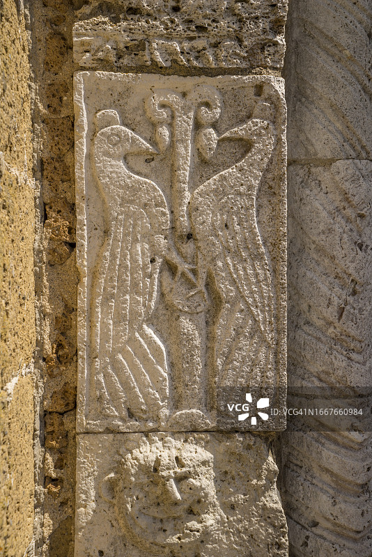 托斯卡纳索瓦纳大教堂外墙上的雕塑图片素材