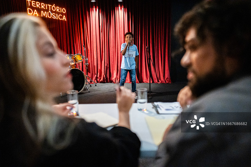 男孩参加歌唱比赛图片素材