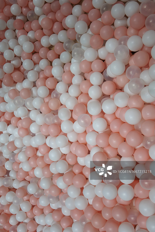 球池，游乐场球池中的彩色球图片素材