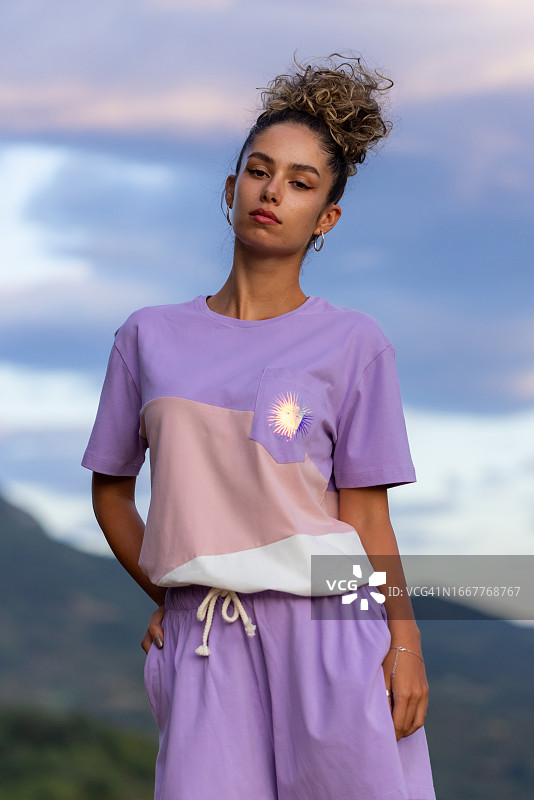 卷发向上图片素材