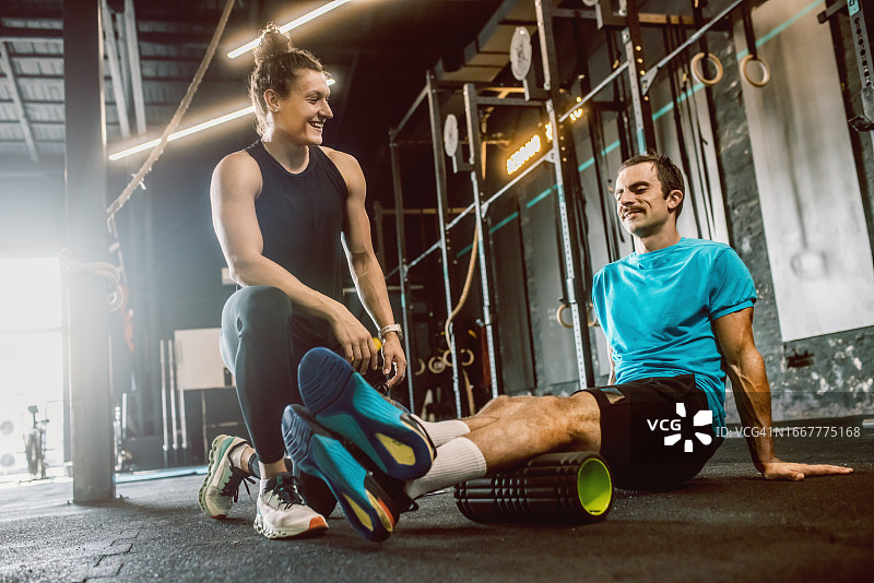 女私人教练在健身房授课图片素材