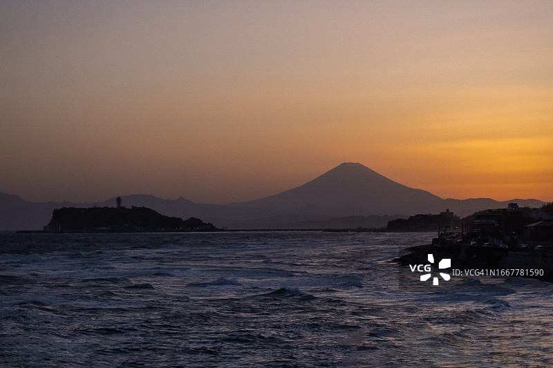从镰仓市稻村崎公园眺望富士山日落图片素材