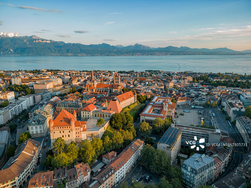 瑞士洛桑市日落时的鸟瞰图，哥特式大教堂、老城区屋顶和日内瓦湖图片素材