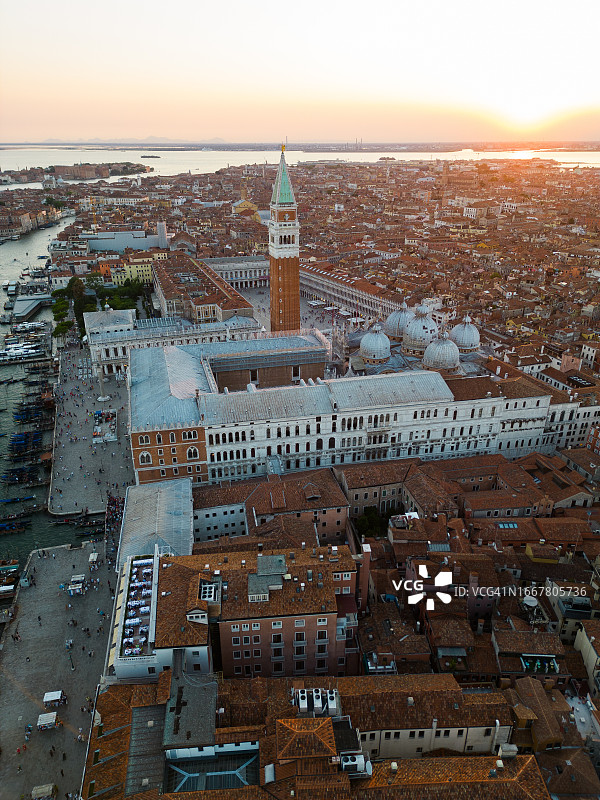 意大利威尼斯圣马可广场、总督宫、教堂和钟楼的日出航拍图片素材