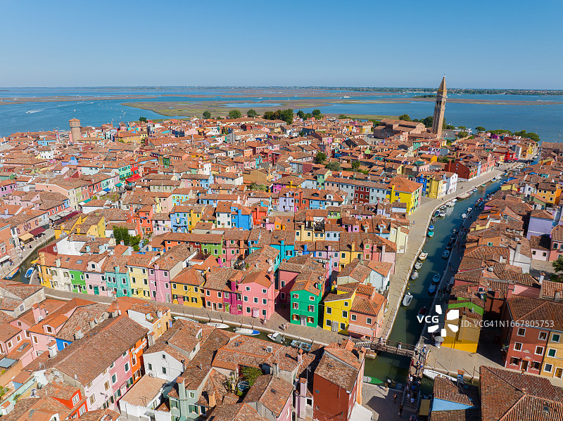 意大利威尼托地区布拉诺彩色房屋鸟瞰，运河沿岸停靠渔船，石桥横跨图片素材