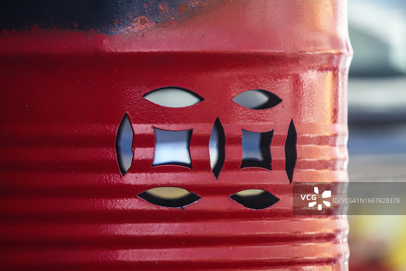 回收油桶上用于烧纸的硬币符号图片素材