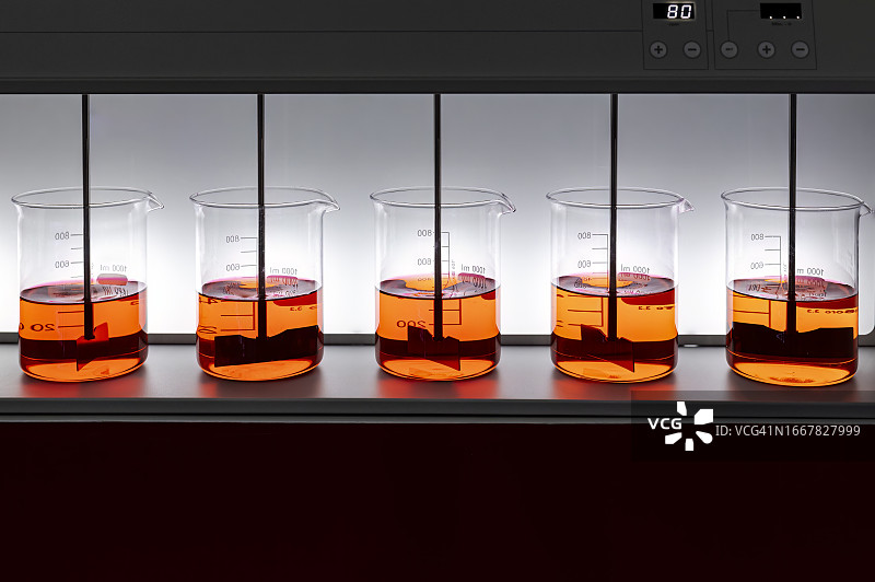 装有红色液体的实验器皿图片素材