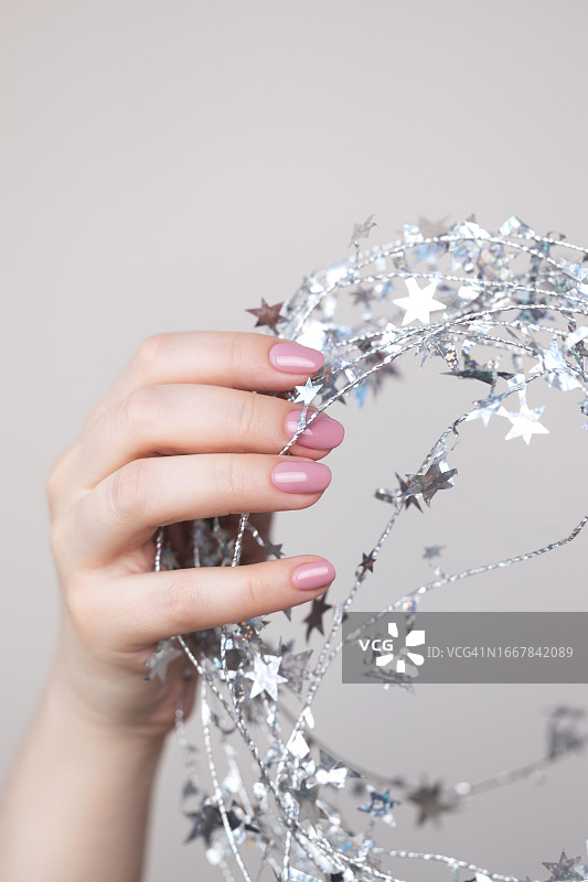 手部美甲，粉色凝胶美甲图片素材