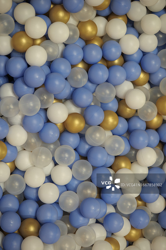 球池，游乐场球池中的彩色球图片素材