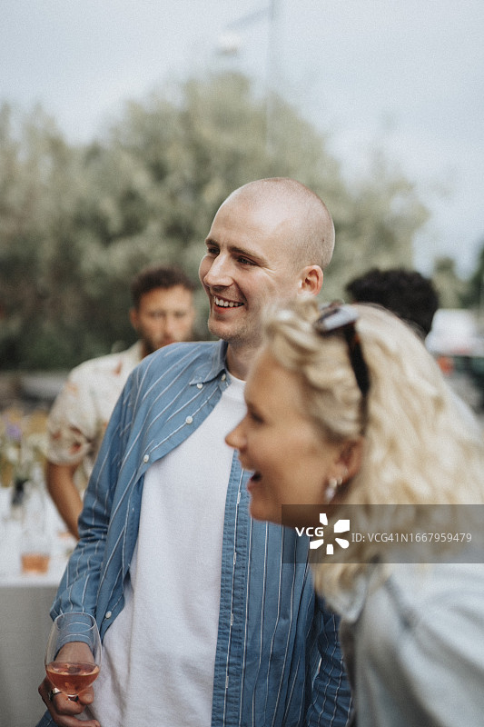 在咖啡馆与朋友聚餐的快乐年轻人图片素材