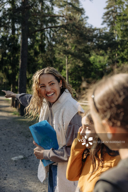 快乐的女顾问在夏令营协助孩子们图片素材