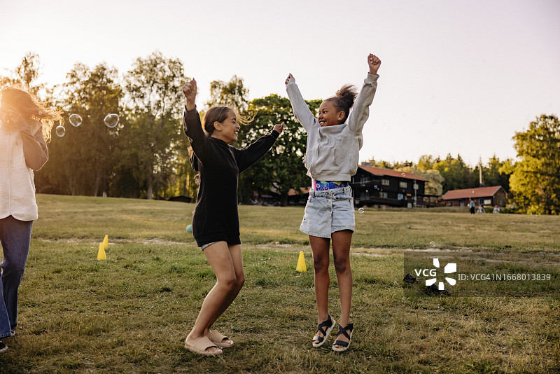 赢得比赛后庆祝的快乐女子足球队图片素材