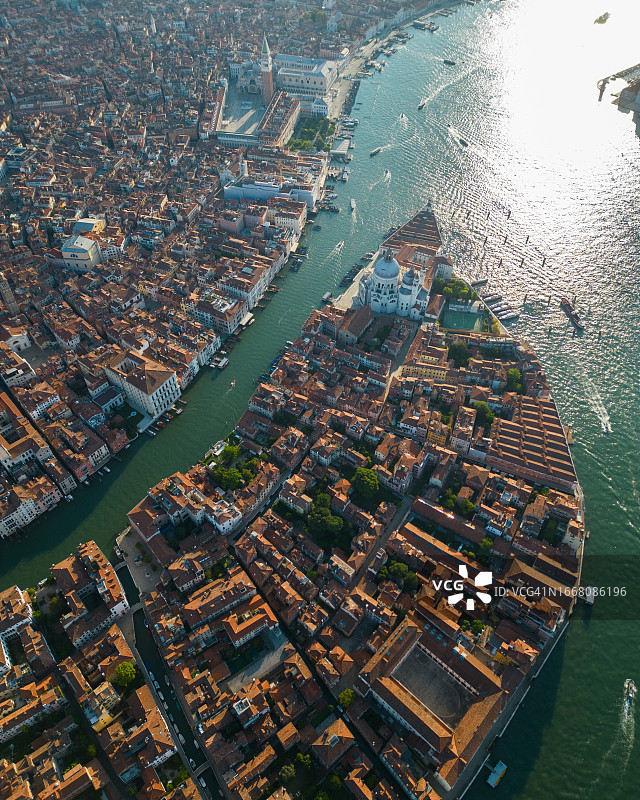 航拍威尼斯城市天际线与安康圣母教堂图片素材