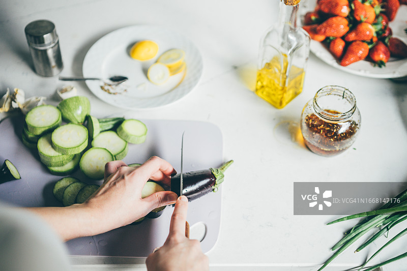 女人在厨房切蔬菜图片素材