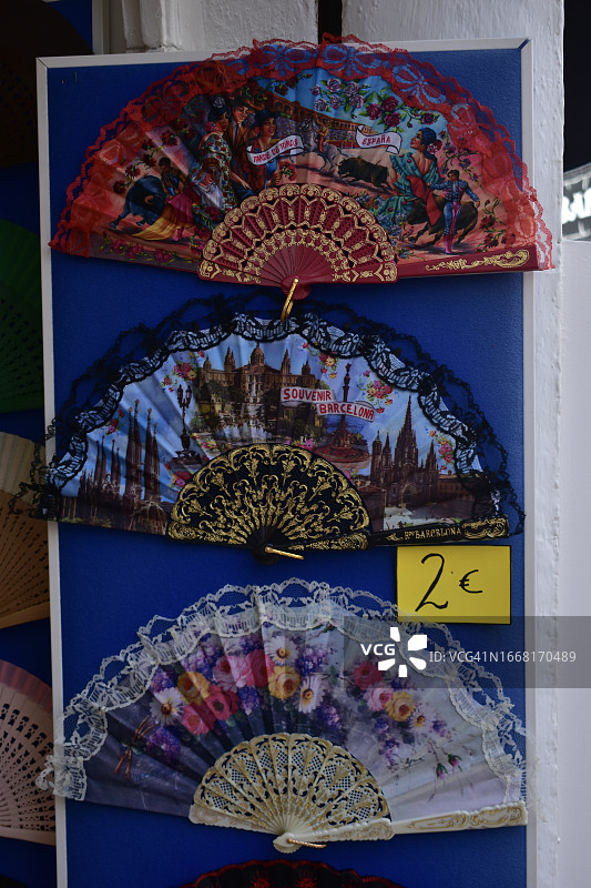 西班牙托萨德马尔出售的彩色装饰扇图片素材