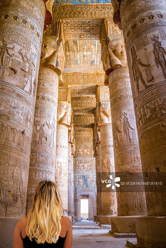 埃及丹德拉哈索尔神庙柱厅图片素材