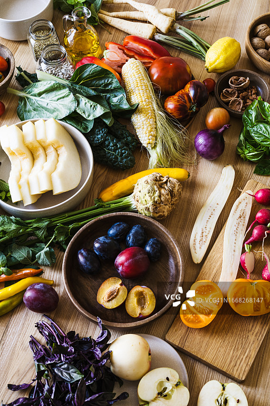 厨房桌子上准备食物的新鲜自种蔬菜和水果图片素材