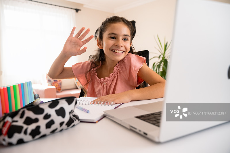 快乐的学童在线学习图片素材