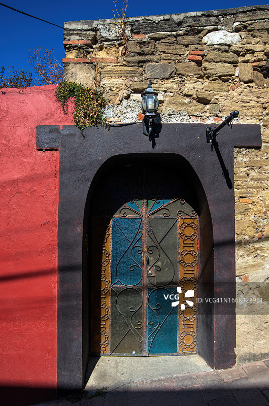 殖民时期风格建筑上的金属制品和图案玻璃门图片素材