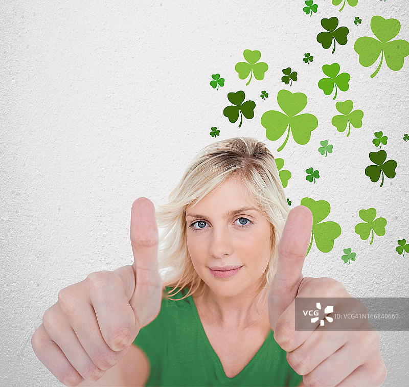 穿着绿色T恤，竖起大拇指的女孩，有文案空间图片素材