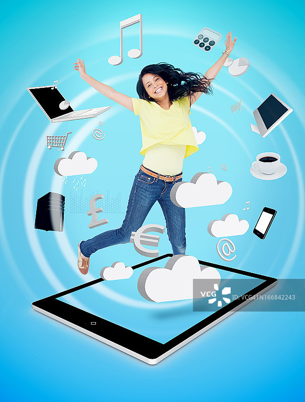 笑容满面的女人在平板电脑上跳跃图片素材