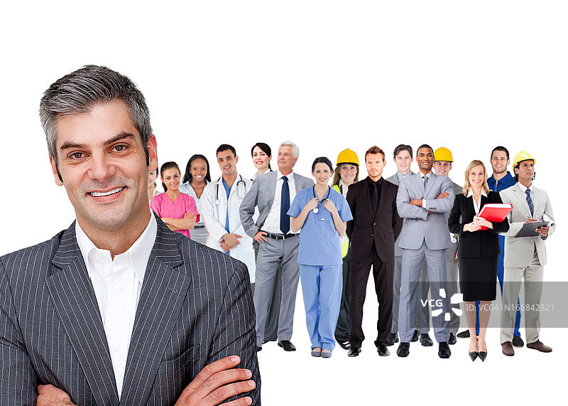 带领一群不同职业人士的微笑男商人图片素材