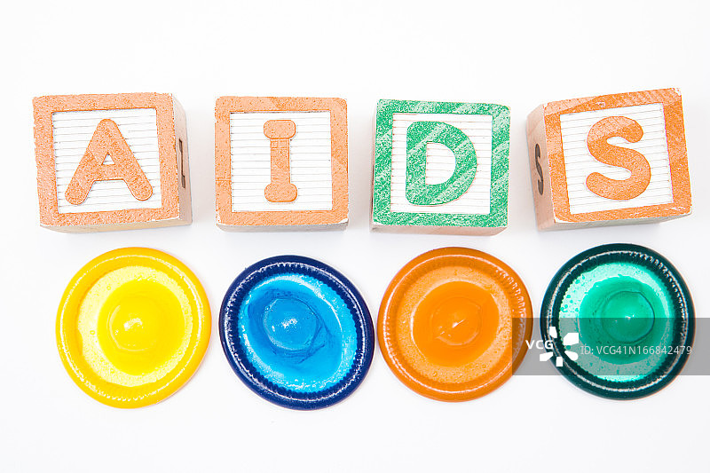 用木块拼出“AIDS”，配有四个避孕套图片素材