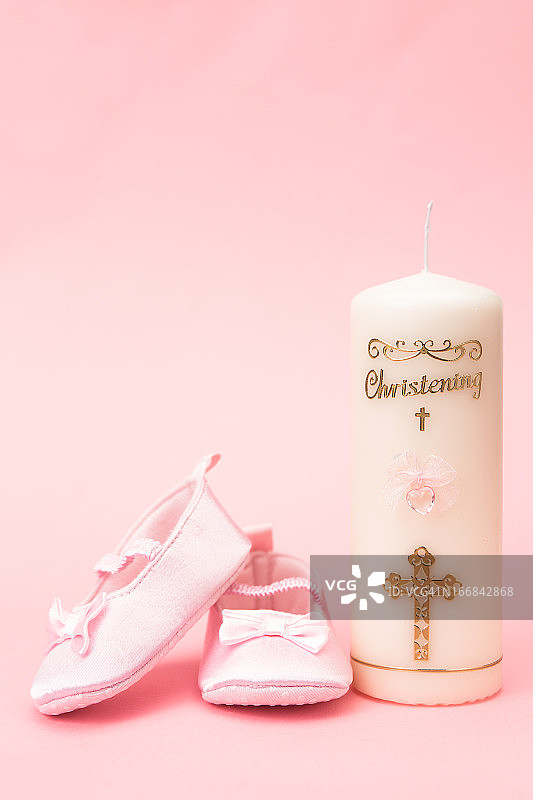 带粉色婴儿鞋的洗礼蜡烛图片素材