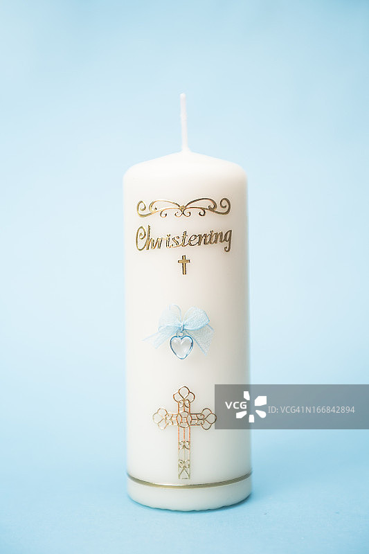 带有蓝色细节的男孩的洗礼蜡烛图片素材