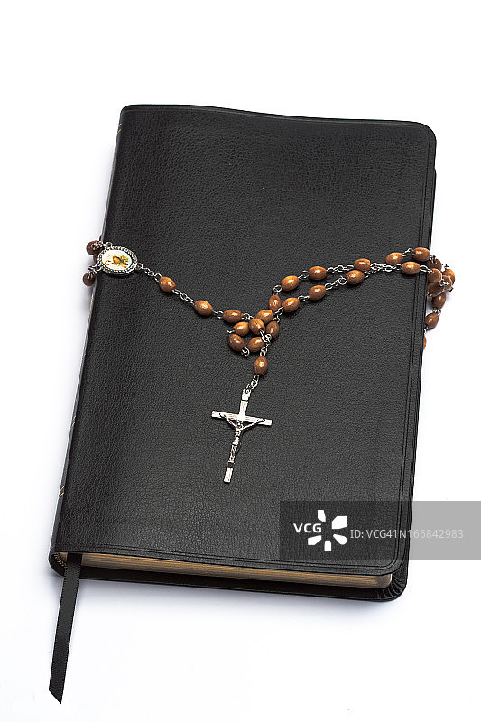 缠绕在圣经上的玫瑰念珠图片素材