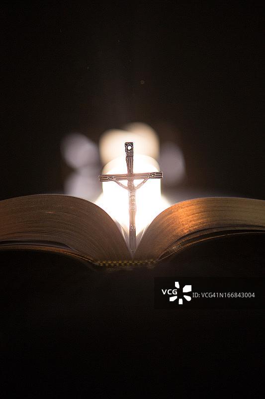 圣经中央的十字架图片素材