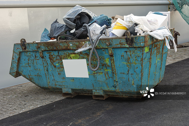 装满各种废物的钢制工业集装箱图片素材