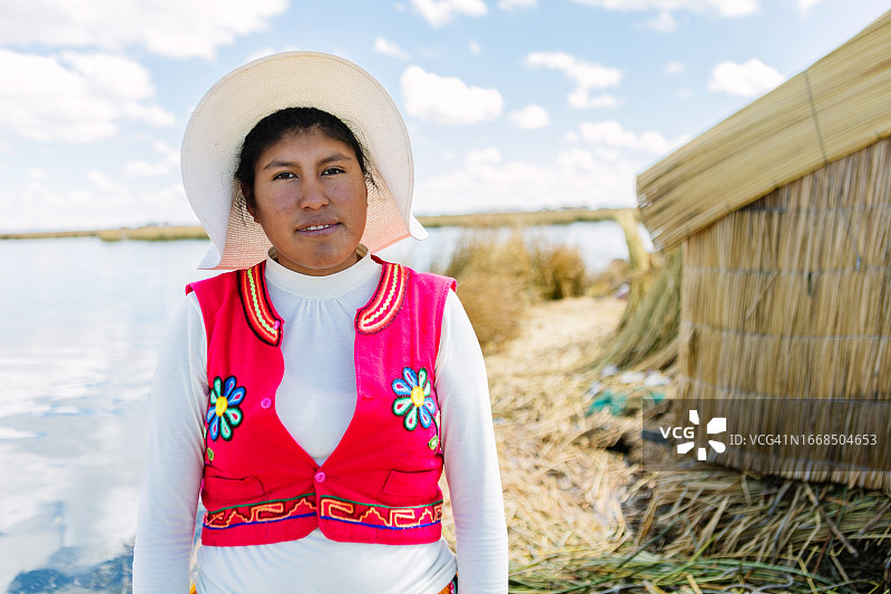 的的喀喀湖乌洛斯漂浮村穿着传统服饰的年轻秘鲁女子肖像图片素材