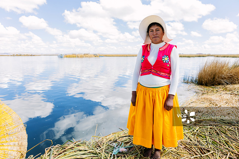 拉丁美洲原住民女人在乌鲁斯浮岛村的的喀喀湖肖像图片素材