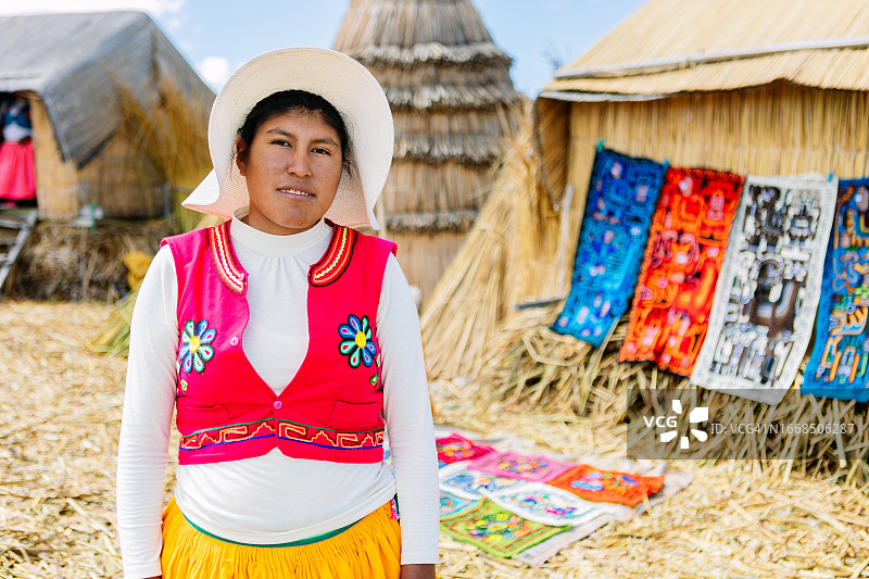 年轻的秘鲁女子在的的喀喀湖乌洛斯浮岛上图片素材