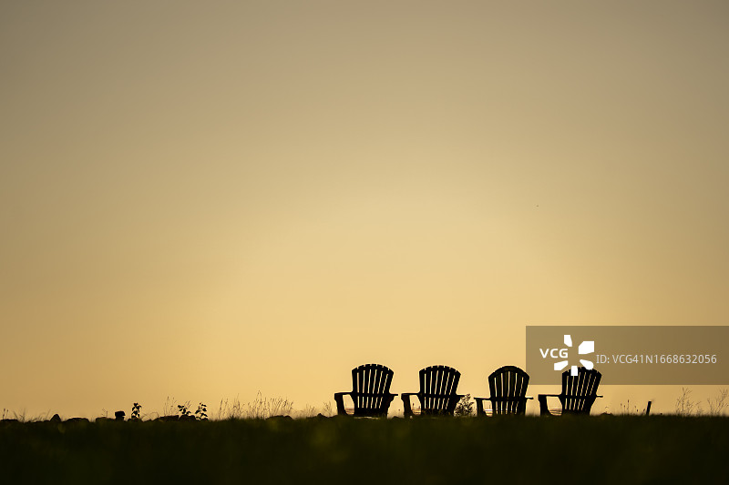 日落时分沙滩上的椅子图片素材